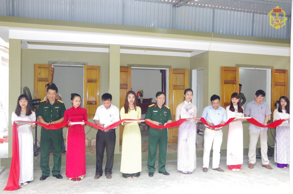Bộ Tư lệnh Hóa học cùng với chính quyền địa phương xã Nghi Thái cắt băng khánh thành và bàn giao ngôi nhà tình nghĩa cho bà Trương Thị Sâm